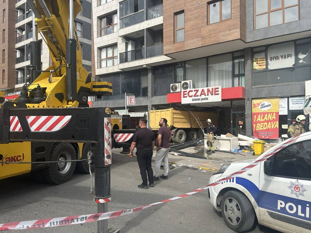 İstanbul'da kamyon eczaneye daldı! Çok sayıda yaralı var 4
